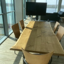 Kundenprojekt: Tischplatte aus Eiche verleimt mit lebendiger Oberfläche!